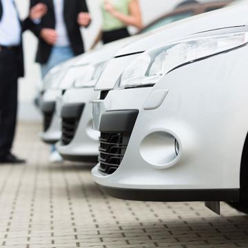 Una fila de vehículos estacionados en un estacionamiento.