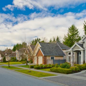 Un sereno barrio residencial que muestra una hilera de casas con encanto.